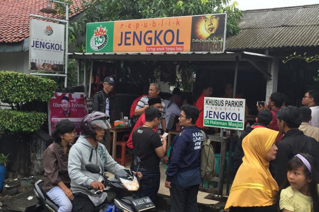 Rombongan Safari Politik Kebangsaan Jilid V PDIP mencoba menu makanan unik serba jengkol untuk santap siang di Republik Jengkol kawasan Halim, Jakarta Timur.