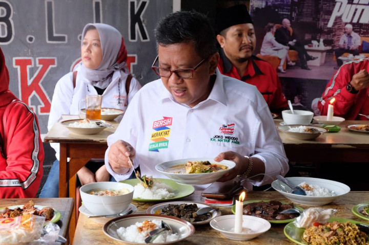 Sekretaris Jenderal PDIP Hasto Kristiyanto yang ikut dalam rombongan mengaku kagum dengan berbagai varian makanan olahan dari jengkol di kedai tersebut. Bahkan jengkol tersebut tak berbau seperti biasanya. Olahan itu mulai dari pasta, mi, semur, balado, tongseng, soto Betawi, bahkan kopi jengkol.