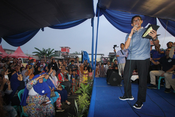 Calon Wakil Presiden nomor urut 02 Sandiaga Salahuddin Uno berdialog dengan warga saat berkunjung ke Kampung Nelayan Sukolilo, Surabaya, Jawa Timur.