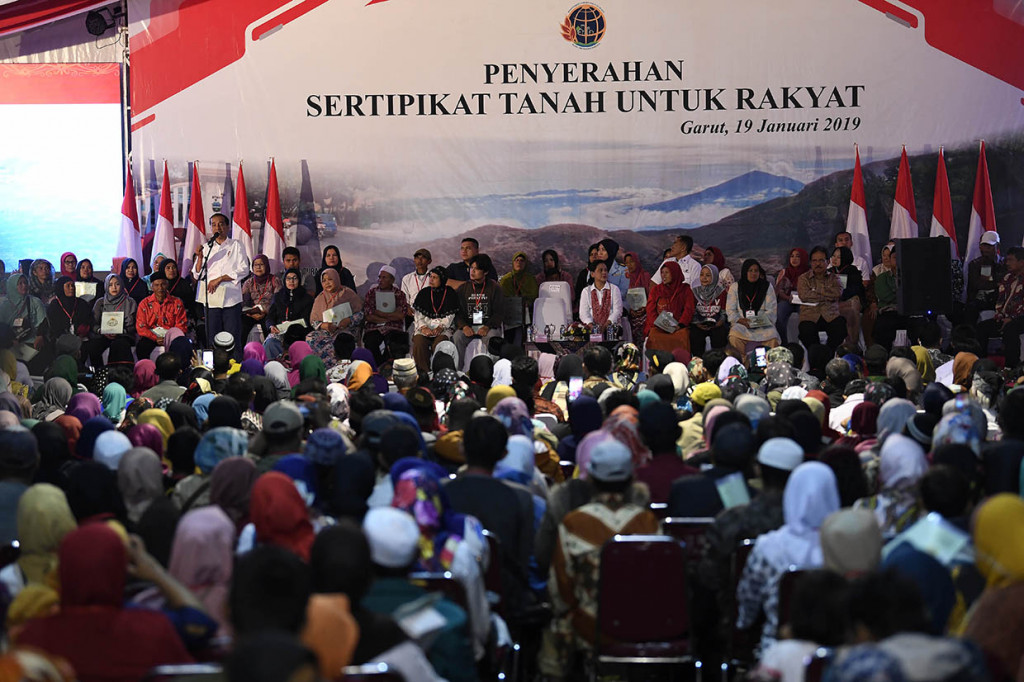 Presiden Joko Widodo berdialog dengan penerima Sertifikat Tanah untuk Rakyat di Banjarsari, Garut, Jawa Barat. Presiden membagikan sebanyak enam ribu sertifikat untuk wilayah Kabupaten Garut.
