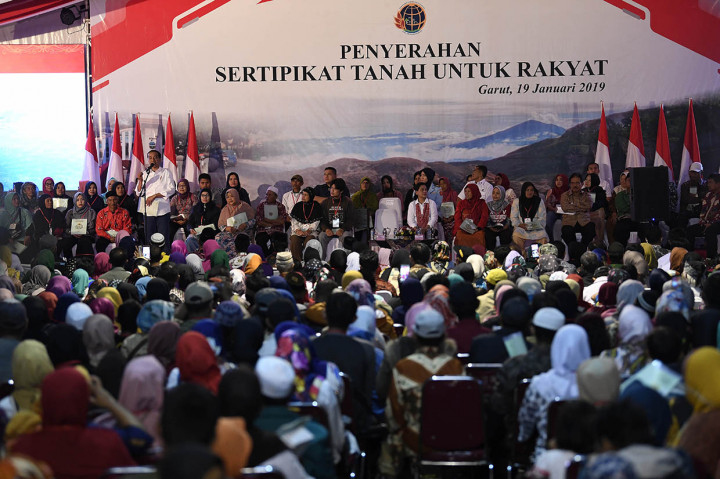 Presiden Joko Widodo berdialog dengan penerima Sertifikat Tanah untuk Rakyat di Banjarsari, Garut, Jawa Barat. Presiden membagikan sebanyak enam ribu sertifikat untuk wilayah Kabupaten Garut.