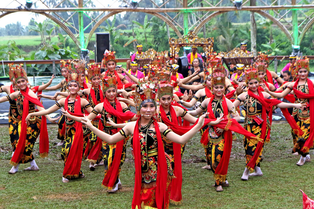 Penari gandrung menari pada gelaran ritual Meras Gandrung di lereng Gunung Ijen, Licin, Banyuwangi, Jawa Timur.