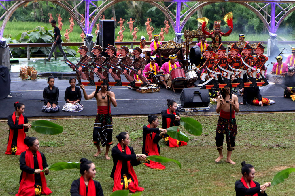 Meras Gandrung merupakan ritual wisuda Gandrung setelah melalui proses penataran yang dianggap mampu dalam berolah vokal dan menari, untuk menjadi penari profesional.