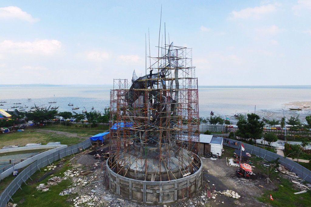 Patung yang memiliki tinggi sekitar 25 meter tersebut akan menjadi patung lambang Kota Surabaya terbesar di kota itu dan direncanakan akan rampung pada Maret 2019.