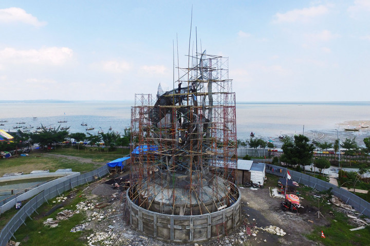 Patung yang memiliki tinggi sekitar 25 meter tersebut akan menjadi patung lambang Kota Surabaya terbesar di kota itu dan direncanakan akan rampung pada Maret 2019.