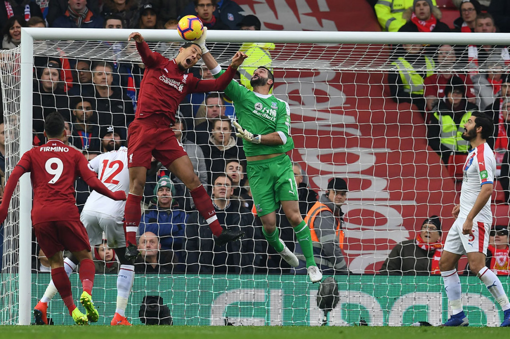 Di awal babak pertama penjaga gawang Crystal Palace Julian Speroni berhasil mengamankan gawangnya dari peluang yang didapat pemain belakang Liverpool Virgil van Dijk.