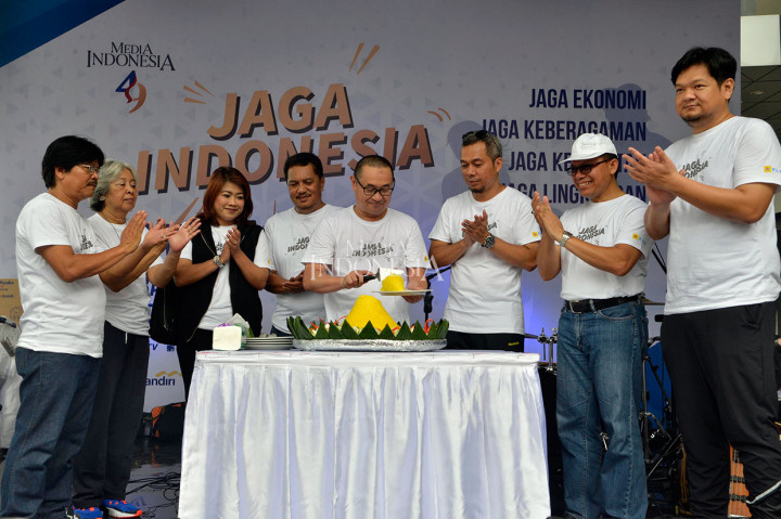 Direktur Utama Media Indonesia Firdaus Dayat (tengah) memotong nasi tumpeng saat perayaan hari jadi Media Indonesia yang ke-49, disaksikan dari kiri Anggota Dewan Redaksi MI Djadjat Sudradjat, Luki Sutrisno, Direktur Sales & Pengembangan Bisnis MI Shanty Nurpatria, Deputi Direktur Pengembangan Bisnis Gaudensius Suhardi, Direktur Pemberitaan MI Usman Kansong, - Direktur Utama PT Sarinah (Persero) GNP Sugiarta Yasa, dan Plt Programming Director Metro TV Agus Mulyadi, pada acar Funa Walk di pelataran parkir Sarinah, Thamrin, Jakarta, Minggu, 20 Januari 2019.