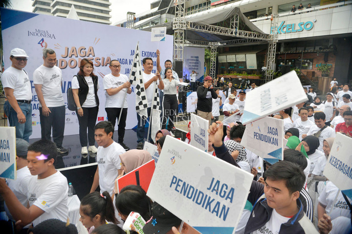 Direktur Utama MI Firdaus Dayat (ketiga dari kanan) bersama dari kiri, Direktur Utama PT Sarinah (Persero) GNP Sugiarta Yasa, Direktur Pemberitaan MI Usman Kansong, Direktur Sales & Pengembangan Bisnis MI Shanty Nurpatria, dan Deputi Direktur Pengembangan Bisnis Gaudensius Suhard melepas peserta fun walk dalam rangka peringatan HUT ke-49 MI.