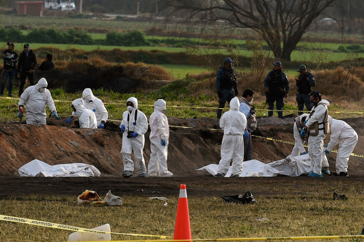 Ahli forensi memeriksa jenazah korban ledakan pipa bahan bakar yang bocor di Tlahuelilpan, negara bagian Hidalgo, Meksiko, Sabtu, 19 Januari 2019 waktu setempat.