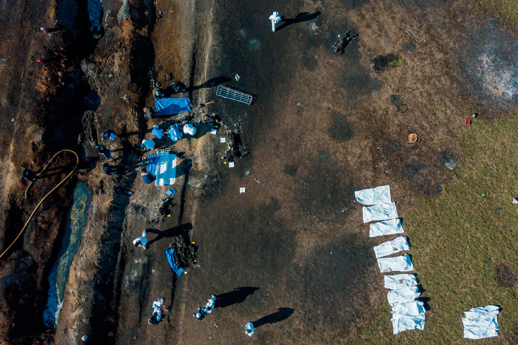 Sebuah ledakan dan kebakaran telah menewaskan sedikitnya 73 orang, saat ratusan orang tengah mengumpulkan bahan bakar yang tercurah dari pipa bahan bakar bocor di Meksiko tengah.