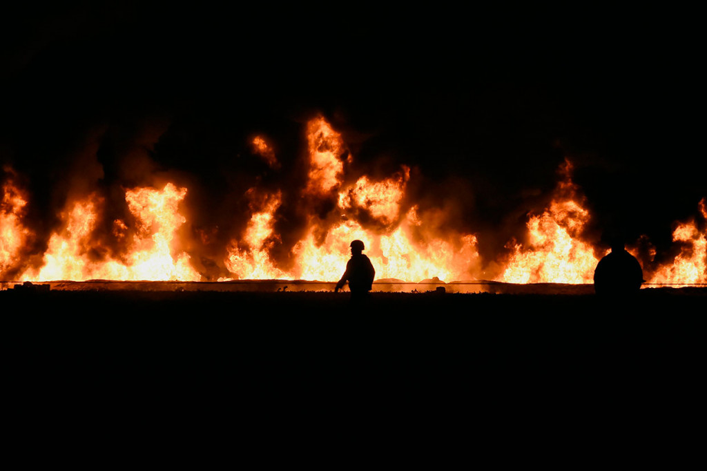 Kobaran api membubung ke langit pada Jumat, 18 Januari malam waktu setempat di Kotapraja Tlahuelilpan, sebuah kota berpenduduk 20.000 orang, sekitar satu jam perjalanan ke utara Mexico City, sementara orang-orang berteriak dan meminta tolong.