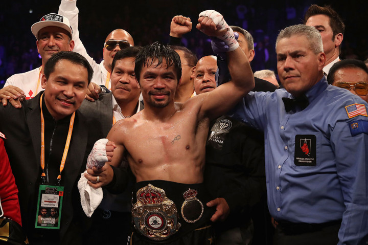 Manny Pacquiao berselebrasi usai mempertahankan gelar juara dunia kelas Welter WBA dalam pertarungan pertamanya di tanah AS dalam dua tahun terakhir.