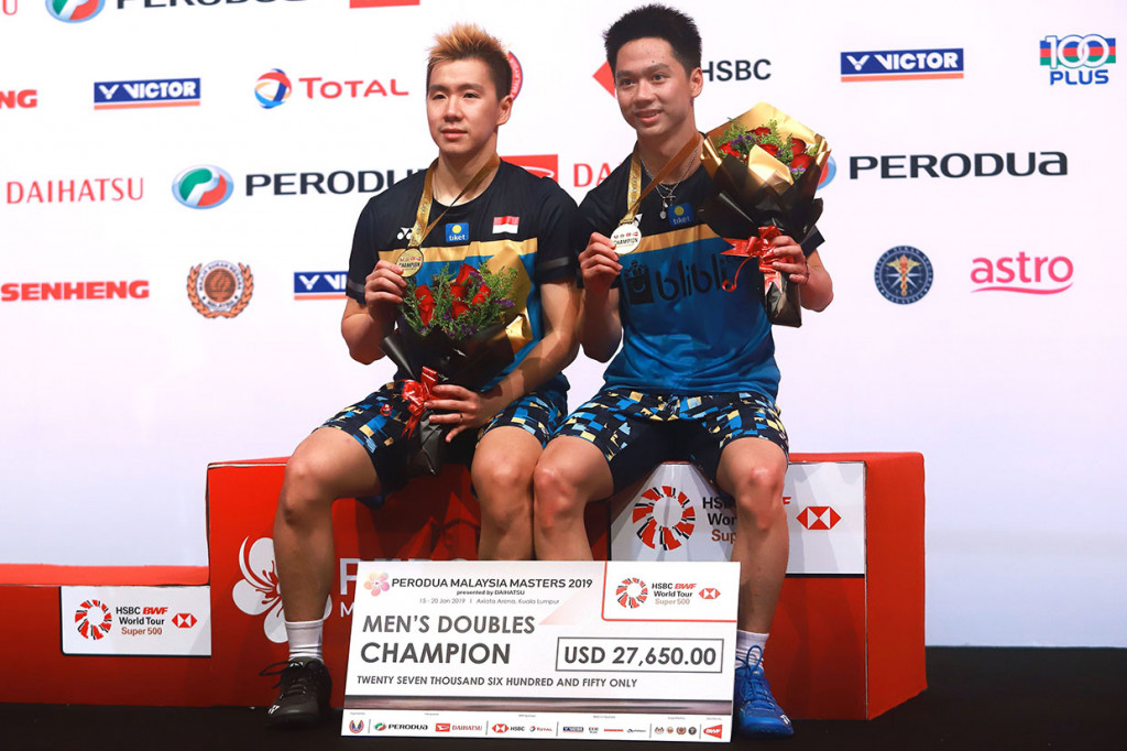 Kevin Sanjaya Sukamuljo/Marcus Fernaldi Gideon menunjukkan medali yang baru saja mereka raih dalam ajang Malaysia Masters 2019. Kevin/Marcus menundukkan pasangan tuan rumah Ong Yew Sin/Teo Ee Yi di babak final yang digelar di Axiata Arena, Kuala Lumpur, Minggu, 20 Januari 2019.