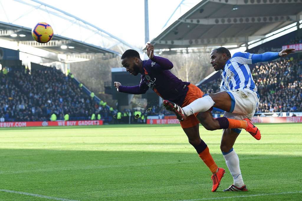 Meski bermain di kandang lawan, Manchester City menguasai jalannya pertandingan dan beberapa kali membahayakan gawang Huddersfield.