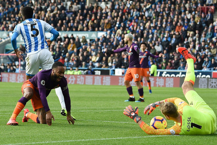 Raheem Sterling dilanggar pemain belakang tuan rumah di dalam kotak penalti, namun wasit tidak memberikan penalti.