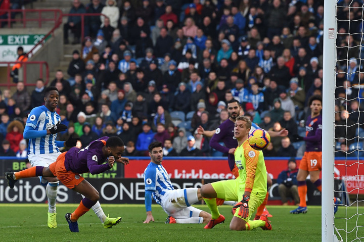 Anak asuhan Pep Guardiola meningkatkan tempo permainan di babak kedua dan Raheem Sterling melesakkan gol kedua bagi City lewat sundulan pada menit 54.
