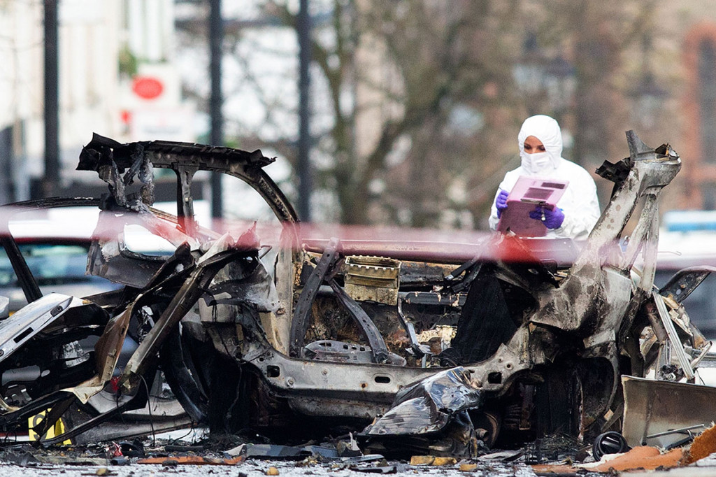 Petugas forensik melakukan pemeriksaan terhadap puing-puing mobil pascaledakan bom di Londonderry atau lebih dikenal Derry, Irlandia Utara, Minggu, 20 Januari 2019 waktu setempat.