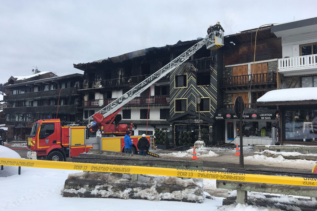 Petugas pemadam kebakaran memeriksa sebuah bangunan tempat dua orang tewas dan 25 lainnya terluka dalam kebakaran besar sebelumnya pada 20 Januari 2019 di resor ski Courchevel di Alpen Prancis. 