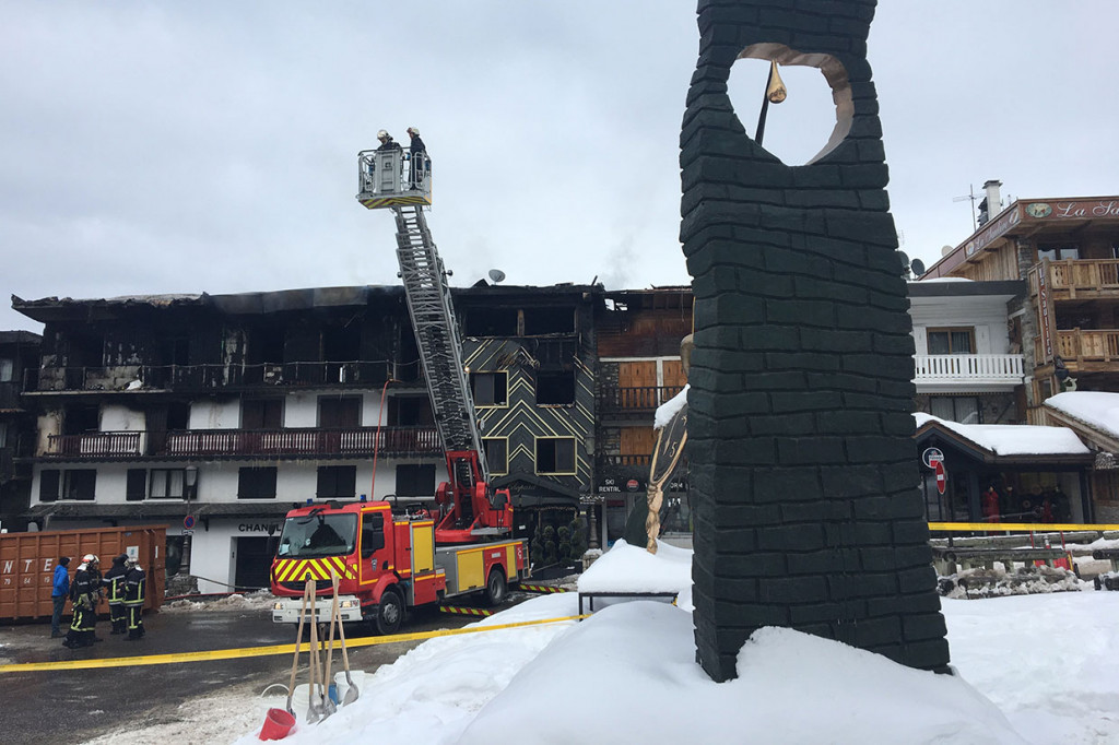 Kebakaran yang terjadi sebelum fajar tersebut memaksa evakuasi sekitar 60 pekerja resor, termasuk orang asing dari bangunan akomodasi tiga lantai.