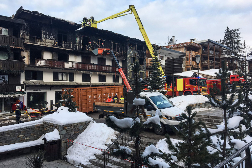 Petugas pemadam kebakaran menemukan dua jenazah tak dikenal di area gedung yang terbakar di stasiun ski Courchevel 1850 kelas atas. Tiga dari empat korban yang terluka parah diterbangkan ke rumah sakit dengan helikopter. 