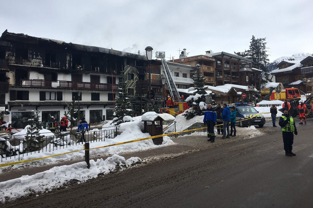 Penyebab kebakaran belum diketahui secara langsung, tetapi sekitar 70 petugas pemadam kebakaran berhasil mengendalikannya saat istirahat siang.