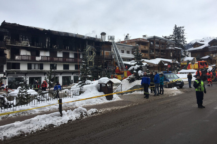 Penyebab kebakaran belum diketahui secara langsung, tetapi sekitar 70 petugas pemadam kebakaran berhasil mengendalikannya saat istirahat siang.
