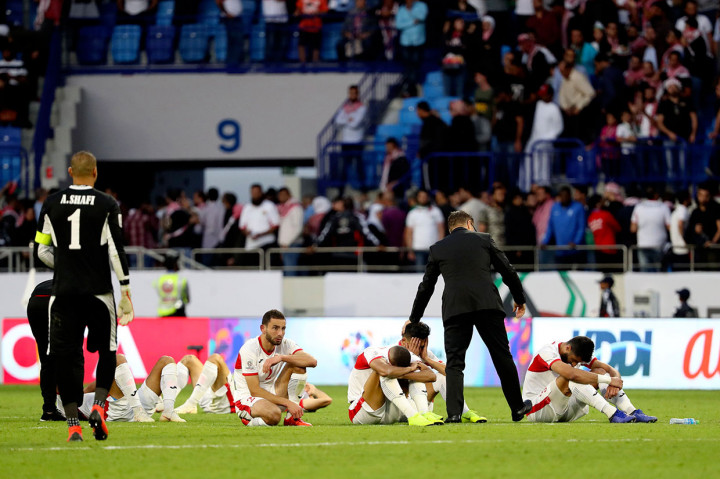 Para pemain Jordania tertunduk lesu setelah gagal melaju ke perempat final Piala Asia.