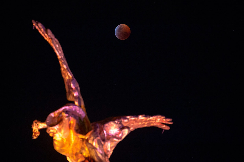 Penampakan super blood wolf moon di atas Angel de la Independencia, Mexico City. AFP Photo/Alfredo Estrella