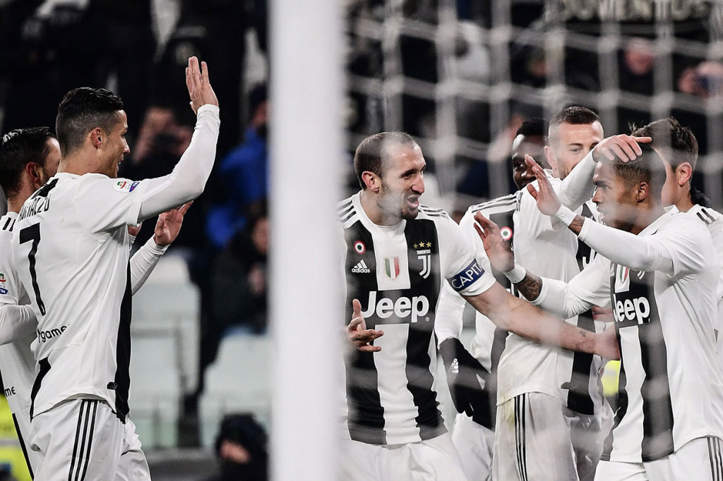 Douglas Costa memecah kebuntuan lewat tembakan dari luar kotak penalti saat laga memasuki menit ke-13. Ini merupakan gol pertamanya di musim ini.