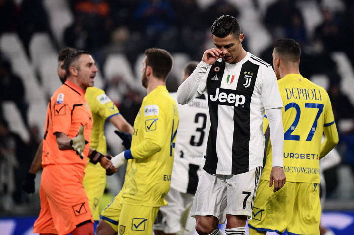 CR7 kecewa setelah gagal mengeksekusi penalti.