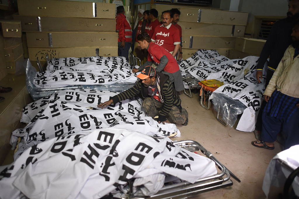 Sedikitnya 24 orang tewas setelah bus yang mereka tumpangi bertabrakan dengan truk dan terbakar di Pakistan barat daya, Senin, 21 Januari 2019.