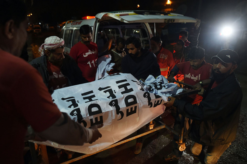 Kecelakaan terjadi saat sebuah bus yang berisi puluhan penumpang sedang dalam perjalanan dari Karachi menuju Distrik Panjgur, dan bertabrakan dengan sebuah truk di Distrik Lasbela.