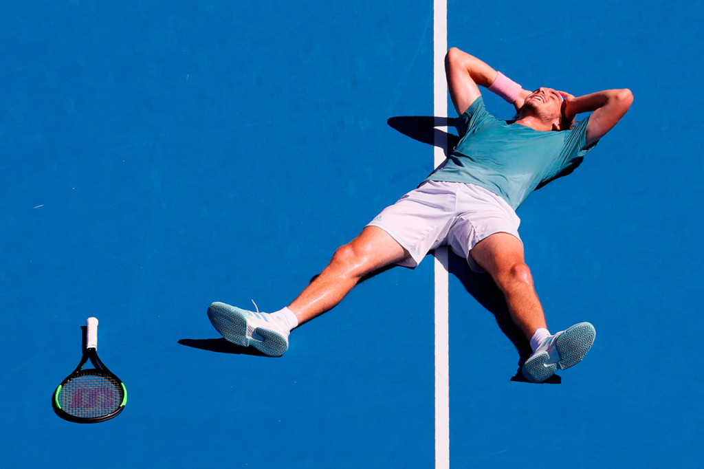 Petenis remaja Yunani Stefanos Tsitsipas meluapkan kegembiraannya usai memastikan diri lolos ke semifinal Australia Terbuka 2019.