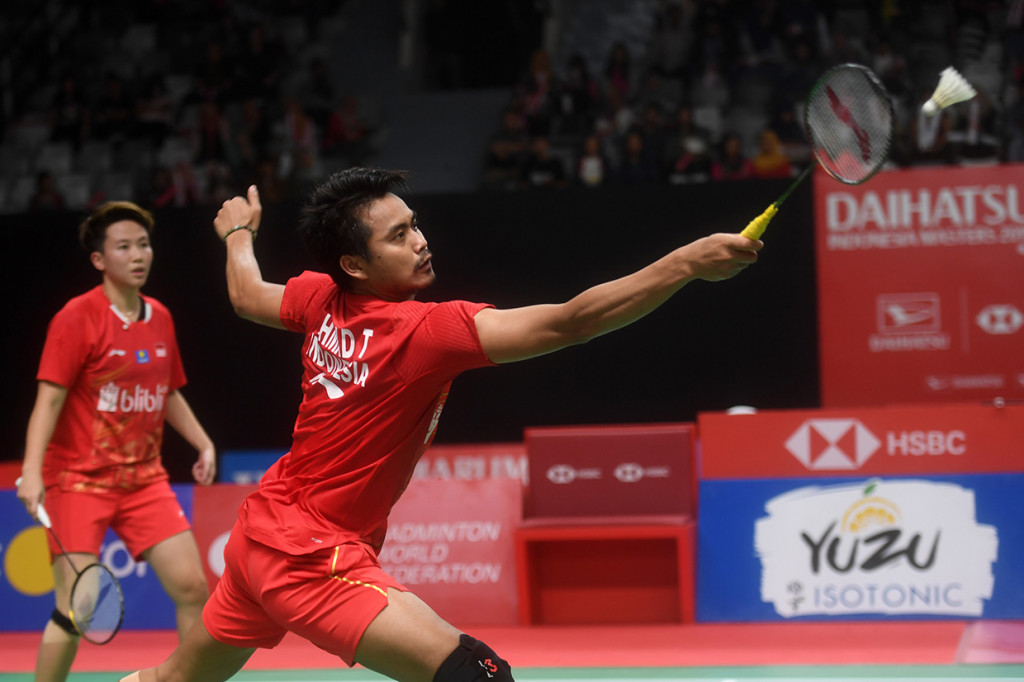 Ganda Campuran Indonesia Tontowi Ahmad (kiri) dan Liliyana Natsir (kanan) mengembalikan kok ke arah lawannya asal India Pranaav Chopra/Reddy N Sikki dalam babak pertama Daihatsu Indonesia Masters 2019 di Istora Senayan, Jakarta.