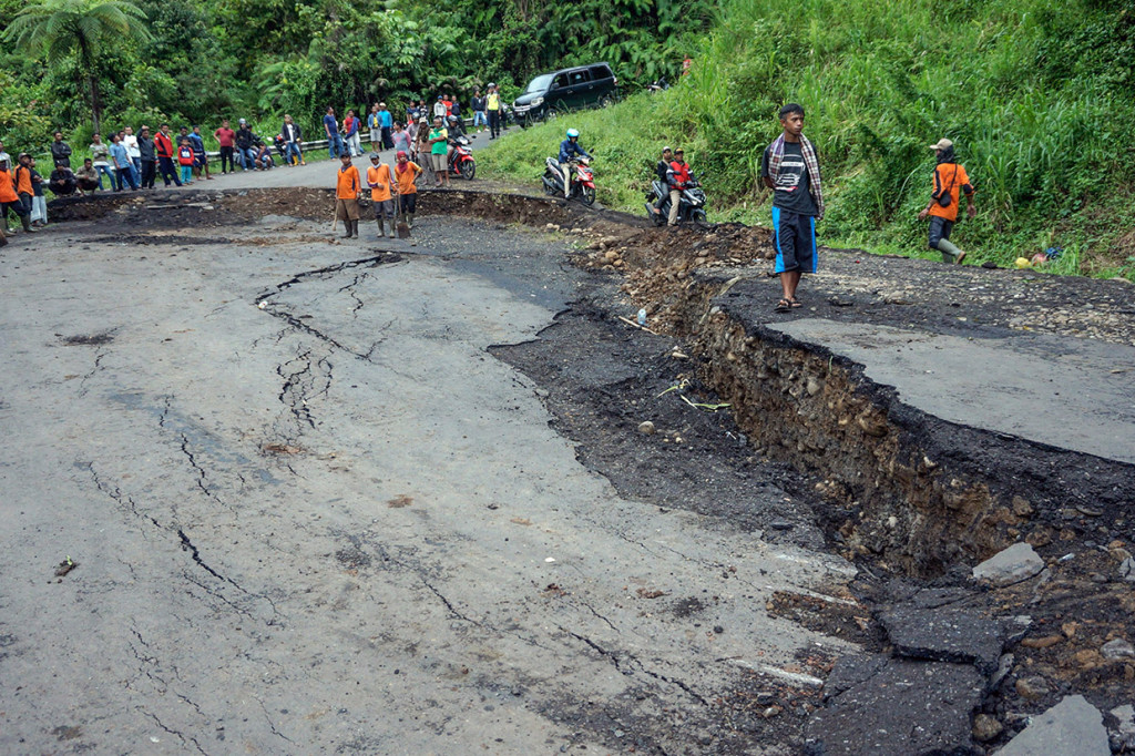 Jalan yang ambles sedalam 50-100 centimeter pada jalur utama penghubung Kabupaten Pekalongan dengan Kabupaten Banjarnegara tersebut disebabkan oleh curah hujan yang tinggi pada Selasa, 22 Januari 2019, sehingga aktivitas warga, pelajar dan perekonomian terganggu.