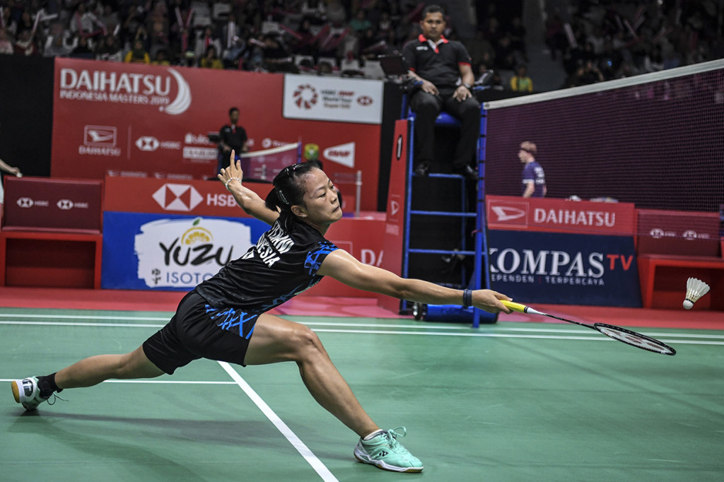 Pebulu tangkis putri Indonesia Fitriani berusaha mengembalikan kok ke pebulu tangkis Denmark Line Hojmark Kjaersfeldt pada pertandingan babak pertama Daihatsu Indonesia Masters 2019 di Istora Senayan, Jakarta.