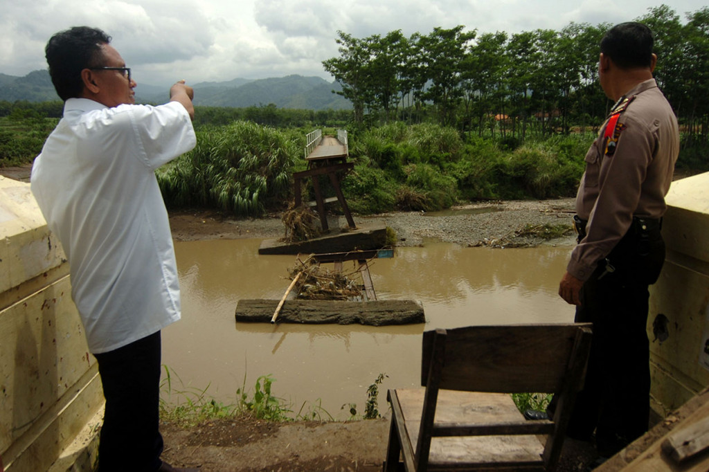 Petugas meninjau jembatan Sungai Kemisik yang ambruk di Desa Wanasari, Kabupaten Tegal, Jawa Tengah.