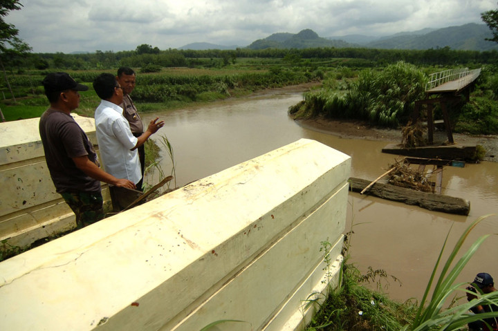 Jembatan penghubung Desa Wanasari dan Dukuh Tengah ambruk diterjang banjir bandang pada Senin, 21 Januari 2019, sore, hingga mengakibatkan dua desa terisolir.