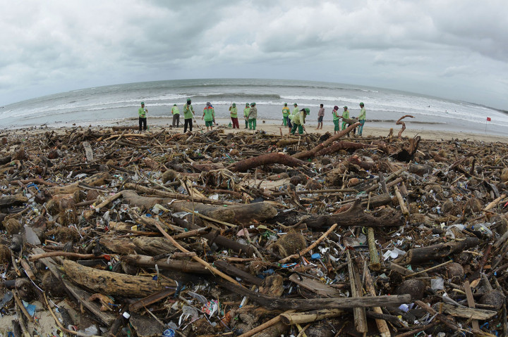 Akibat hal ini balawista Pantai Kuta, Kabupaten Badung, Bali, menutup Pantai Kuta bagi wisatawan.