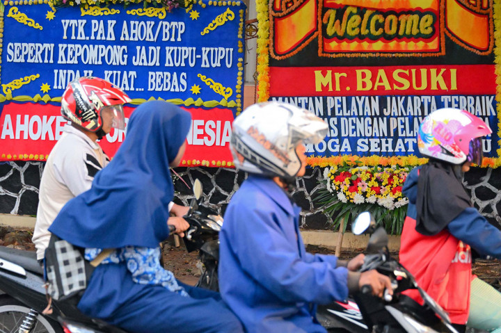 Sejumlah karangan bunga ucapan selamat atas bebasnya mantan Gubernur DKI Jakarta Basuki Tjahaya Purnama (BTP) menghiasi sekitar Mako Brimob Kelapa Dua Kota Depok. AFP Photo/Bay Ismoyo