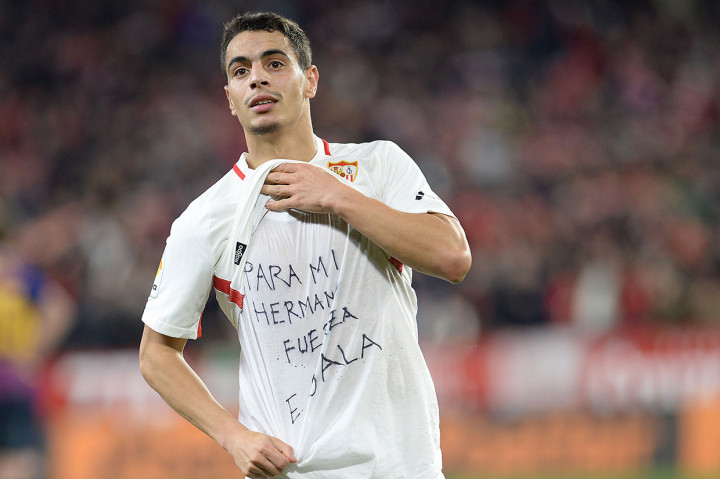 Ben Yedder merayakan golnya dengan membuka baju untuk mendukung striker Argentina Emiliano Sala, yang dikhawatirkan tewas dalam kecelakaan pesawat saat perjalanannya untuk bergabung dengan klub Wales Cardiff City.
