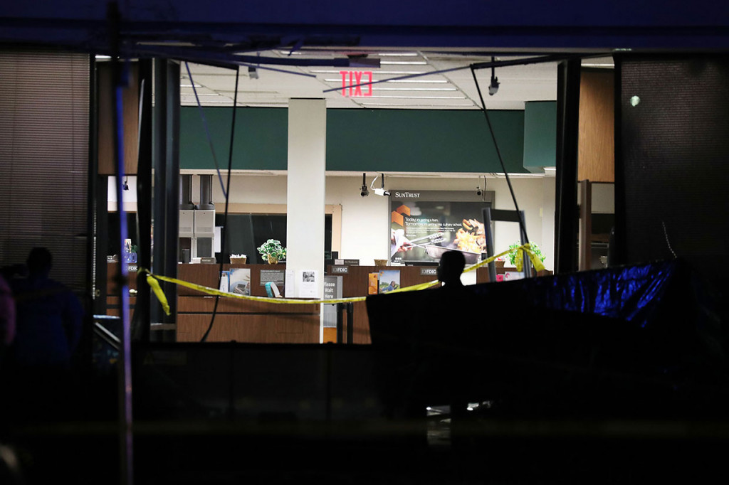 Petugas melakukan penyelidikan di tempat kejadian penembakan di SunTrust Bank, Sebring, Florida, AS, Rabu, 23 Januari 2019 waktu setempat.
