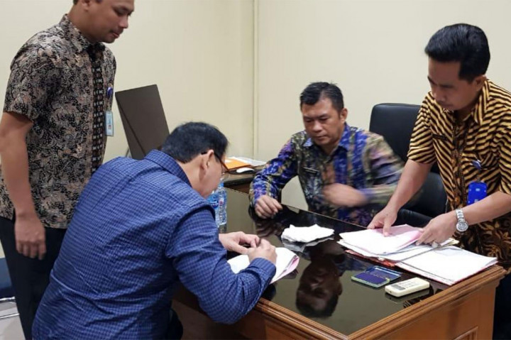 Mantan Gubernur DKI Jakarta Basuki Tjahya Purnama (BTP) alias Ahok dengan berpakaian kemeja warna biru tua menandatangani sejumlah berkas saat mengurus proses administrasi sebelum bebas di Mako Brimob, Kelapa Dua, Depok, Kamis, 24 Januari 2019.