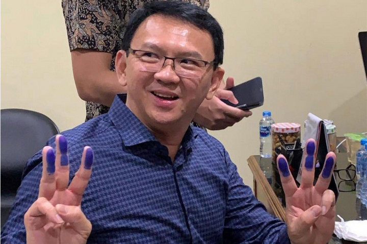 BTP tersenyum sambil berpose tiga jari. Jari-jari BTP tampak bekas tinta saat proses administrasi sebelum bebas di Mako Brimob.