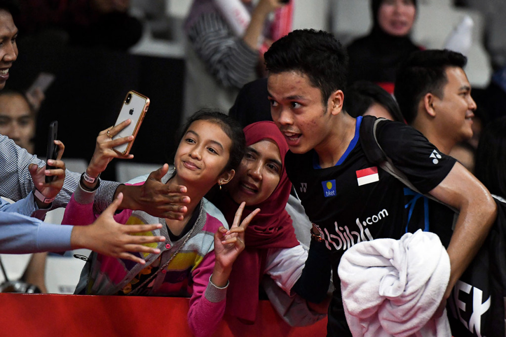 Sementara itu Anthony Sinisuka Ginting melaju ke perempat final setelah menundukkan pemain Tiongkok lainnya Zhao Junpeng dalam dua gim langsung 21-15, 21-12 selama 41 menit permainan.