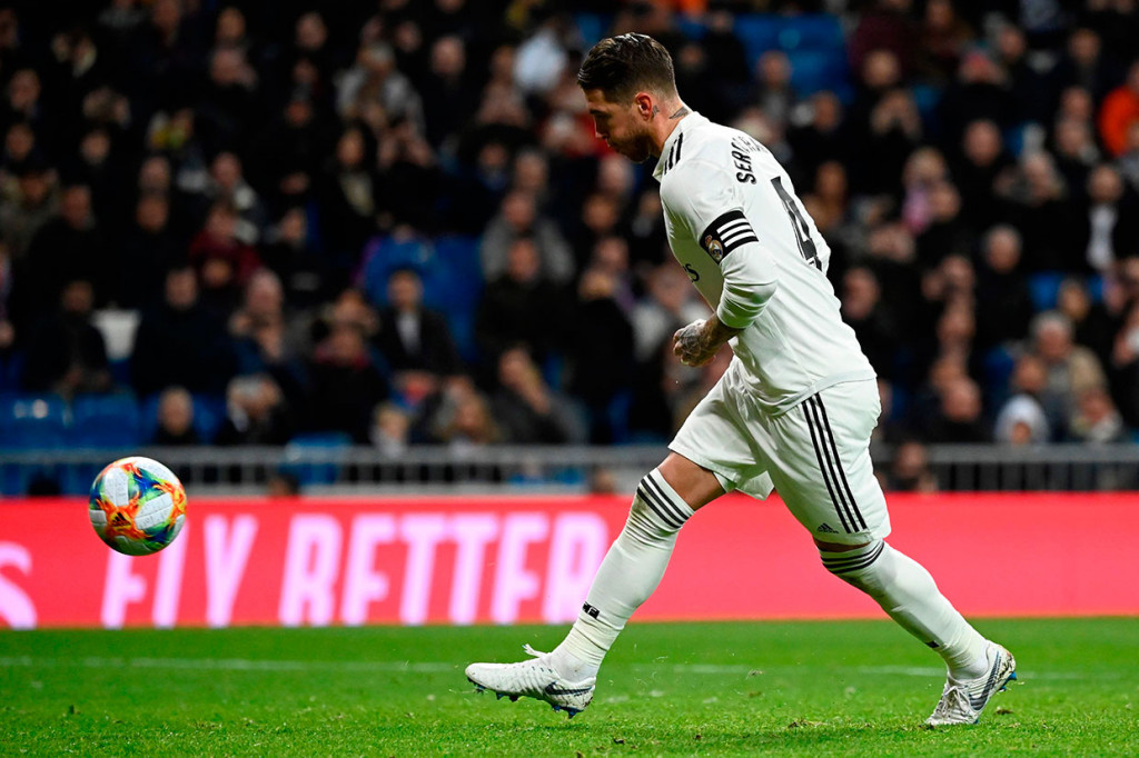 Madrid berbalik unggul 2-1 lewat eksekusi penalti panenka Sergio Ramos di akhir babak pertama menyusul pelanggaran Lozano terhadap Vinicius Junior.