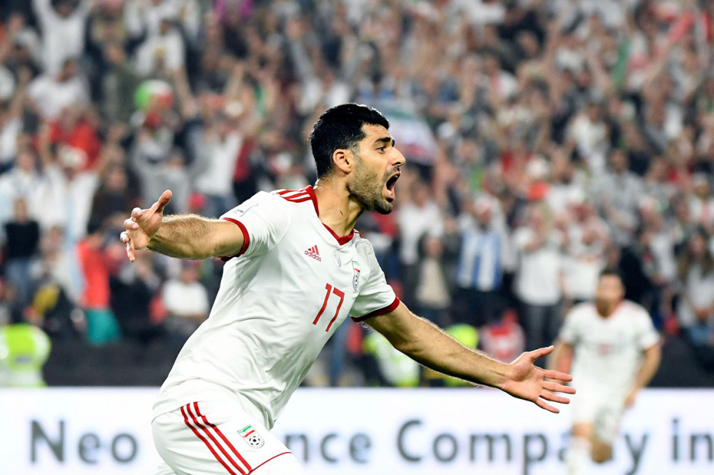 Gol pertama Iran terjadi pada menit ke-18. Azmoun dapat mencuri bola akibat kesalahan bek Tiongkok Feng Xiaoting sebelum memberikannya ke Taremi yang kemudian menjebol gawang lawan. Ini merupakan gol ketiganya di turnamen ini.