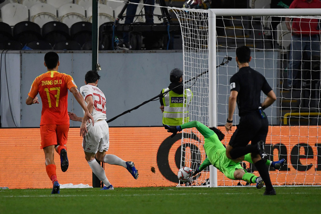 Gol kedua Iran terjadi pada menit ke-31 setelah Azmoun kembali memanfaatkan kesalahan lawan dan berhasil memenangi duel melawan Liu Yiming, sebelum pemain berjuluk 'Messi dari Iran' itu mengecoh kiper Yan Junling dan menceploskan bola ke gawang asuhan Marcelo Lippi tersebut.