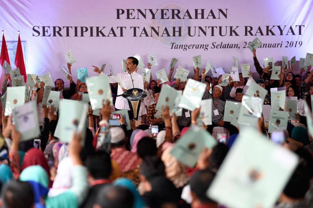 Presiden menyerahkan sebanyak 40.172 sertifikat kepada masyarakat di wilayah Tangerang Selatan, di halaman Skuadron 21/Sena Pusat Penerbangan Angkatan Darat Pondok Cabe Ilir, Tangerang Selatan, Jumat, 25 Januari 2019.