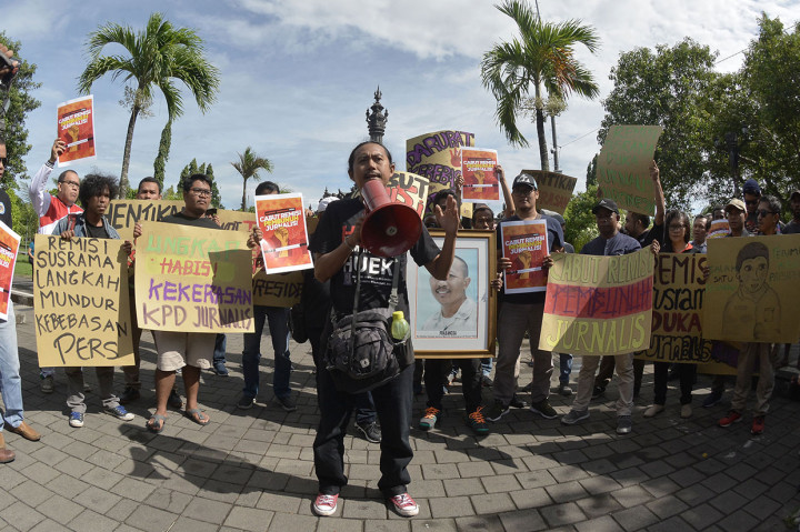 Jurnalis dan masyarakat yang tergabung dalam Solidaritas Jurnalis Bali menggelar aksi damai mendesak pembatalan remisi bagi I Nyoman Susrama di Monumen Bajra Sandhi, Denpasar, Bali, Jumat, 25 Januari 2019. Antara Foto/Fikri Yusuf